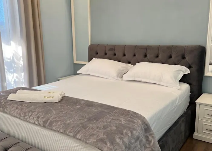 Rooftop Light アパート ティラナ