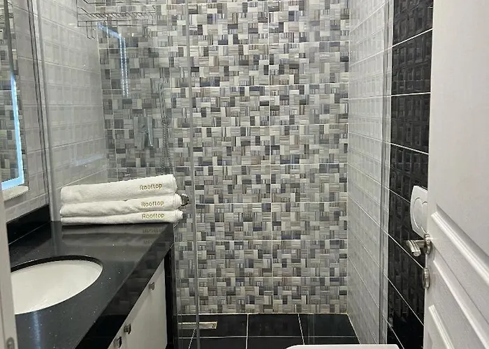 Rooftop Light * ティラナ